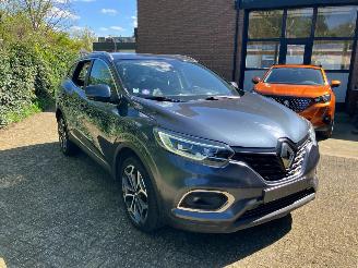 Vaurioauto  passenger cars Renault Kadjar 140 pk automaat 59dkm spuitwerk  intens bose NL papers 2019/1