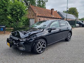 Voiture accidenté Volkswagen Golf eHybrid Pano Navi Led 2025/1