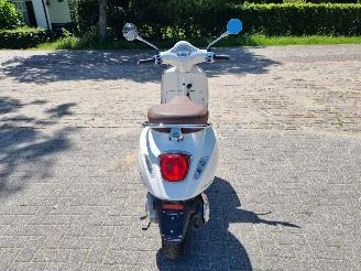 Vespa  Primavera 50 picture 4