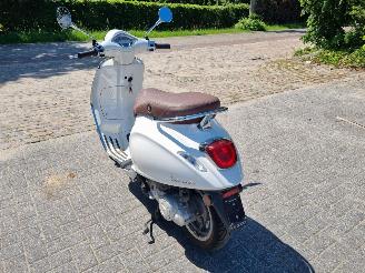 Vespa  Primavera 50 picture 3