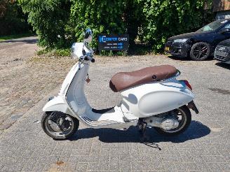 Vespa  Primavera 50 picture 2