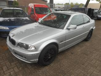 krockskadad bil auto BMW 3-serie e46 coupe 2000/1