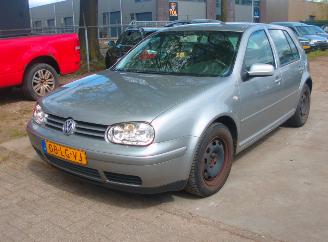 uszkodzony samochody osobowe Volkswagen Golf  2003/1