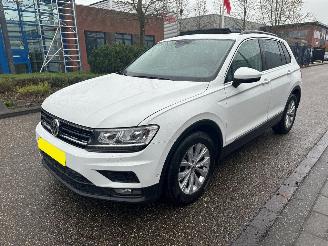 damaged passenger cars Volkswagen Tiguan 1.4 TSI ACT/PANO/LEDER/CAMERA/TREKHAAK/VOL 2016/11