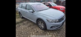 krockskadad bil auto Volkswagen Passat 1.5 TSI Business automaat 2022/3