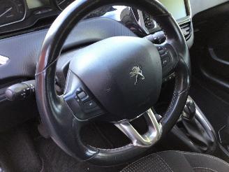 Peugeot 208 1.2 puretech blue lease executive met lichte schade weinig km picture 10
