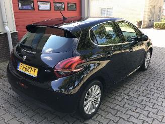 Peugeot 208 1.2 puretech blue lease executive met lichte schade weinig km picture 3