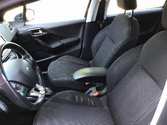 Peugeot 208 1.2 puretech blue lease executive met lichte schade weinig km picture 7