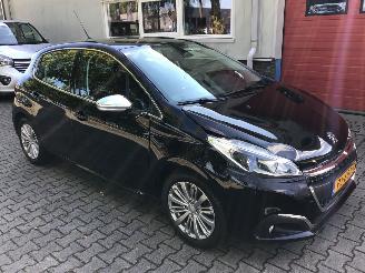Peugeot 208 1.2 puretech blue lease executive met lichte schade weinig km picture 4
