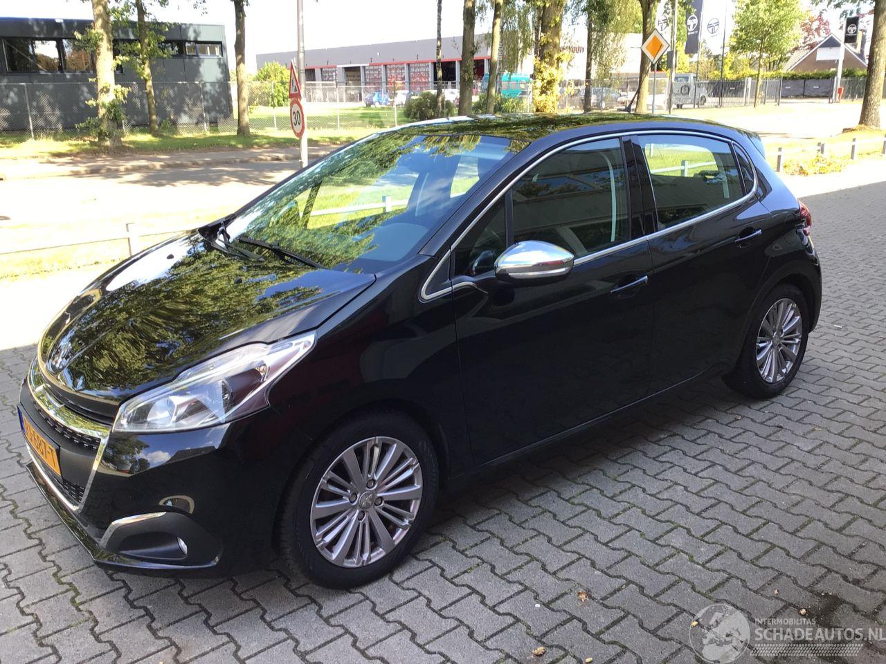 Peugeot 208 1.2 puretech blue lease executive met lichte schade weinig km