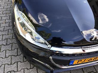 Peugeot 208 1.2 puretech blue lease executive met lichte schade weinig km picture 5