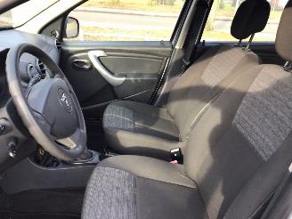 Dacia Duster 1.6 ambiance 2wd  met lichte schade picture 8