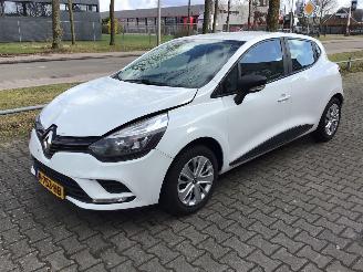 skadebil auto Renault Clio 1.5 DCI ecoleader life met zeer lichte schade 2017/8
