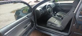 Volkswagen Golf Bj:12-2006 1.4-16v Edition Klimaautomatik CruiseControl Leren-Stuurwiel Mistlampen Parkeersensoren armsteun elek-ramen elek-buiten spiegel mettalic lak picture 9