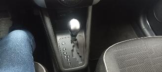 Kia Venga Bj:08-2013 1.6-16v Automatik Climatecontrol Stoelverwarming Lichtautomaat Privacyglas Leren stuurwiel Keyless entry armsteun voor elektrische buiten spiegels inklapbaar parkeersensoren achter Trekhaak Mistlampen 16-inch Kia velgen picture 18