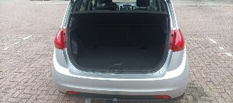 Kia Venga Bj:08-2013 1.6-16v Automatik Climatecontrol Stoelverwarming Lichtautomaat Privacyglas Leren stuurwiel Keyless entry armsteun voor elektrische buiten spiegels inklapbaar parkeersensoren achter Trekhaak Mistlampen 16-inch Kia velgen picture 16