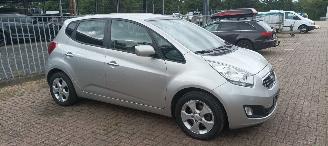 Kia Venga Bj:08-2013 1.6-16v Automatik Climatecontrol Stoelverwarming Lichtautomaat Privacyglas Leren stuurwiel Keyless entry armsteun voor elektrische buiten spiegels inklapbaar parkeersensoren achter Trekhaak Mistlampen 16-inch Kia velgen picture 8