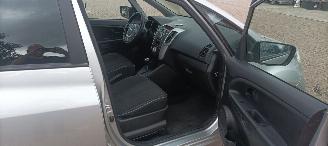 Kia Venga Bj:08-2013 1.6-16v Automatik Climatecontrol Stoelverwarming Lichtautomaat Privacyglas Leren stuurwiel Keyless entry armsteun voor elektrische buiten spiegels inklapbaar parkeersensoren achter Trekhaak Mistlampen 16-inch Kia velgen picture 13