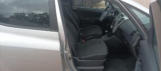 Kia Venga Bj:08-2013 1.6-16v Automatik Climatecontrol Stoelverwarming Lichtautomaat Privacyglas Leren stuurwiel Keyless entry armsteun voor elektrische buiten spiegels inklapbaar parkeersensoren achter Trekhaak Mistlampen 16-inch Kia velgen picture 14