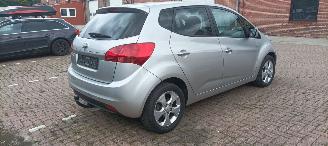 Kia Venga Bj:08-2013 1.6-16v Automatik Climatecontrol Stoelverwarming Lichtautomaat Privacyglas Leren stuurwiel Keyless entry armsteun voor elektrische buiten spiegels inklapbaar parkeersensoren achter Trekhaak Mistlampen 16-inch Kia velgen picture 6