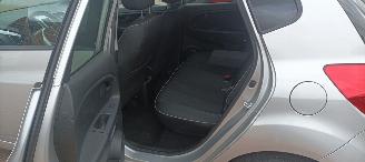 Kia Venga Bj:08-2013 1.6-16v Automatik Climatecontrol Stoelverwarming Lichtautomaat Privacyglas Leren stuurwiel Keyless entry armsteun voor elektrische buiten spiegels inklapbaar parkeersensoren achter Trekhaak Mistlampen 16-inch Kia velgen picture 12