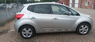 Kia Venga Bj:08-2013 1.6-16v Automatik Climatecontrol Stoelverwarming Lichtautomaat Privacyglas Leren stuurwiel Keyless entry armsteun voor elektrische buiten spiegels inklapbaar parkeersensoren achter Trekhaak Mistlampen 16-inch Kia velgen picture 7