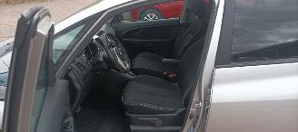 Kia Venga Bj:08-2013 1.6-16v Automatik Climatecontrol Stoelverwarming Lichtautomaat Privacyglas Leren stuurwiel Keyless entry armsteun voor elektrische buiten spiegels inklapbaar parkeersensoren achter Trekhaak Mistlampen 16-inch Kia velgen picture 11