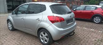 Kia Venga Bj:08-2013 1.6-16v Automatik Climatecontrol Stoelverwarming Lichtautomaat Privacyglas Leren stuurwiel Keyless entry armsteun voor elektrische buiten spiegels inklapbaar parkeersensoren achter Trekhaak Mistlampen 16-inch Kia velgen picture 4