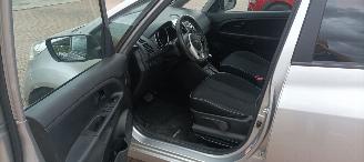 Kia Venga Bj:08-2013 1.6-16v Automatik Climatecontrol Stoelverwarming Lichtautomaat Privacyglas Leren stuurwiel Keyless entry armsteun voor elektrische buiten spiegels inklapbaar parkeersensoren achter Trekhaak Mistlampen 16-inch Kia velgen picture 10