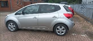 Kia Venga Bj:08-2013 1.6-16v Automatik Climatecontrol Stoelverwarming Lichtautomaat Privacyglas Leren stuurwiel Keyless entry armsteun voor elektrische buiten spiegels inklapbaar parkeersensoren achter Trekhaak Mistlampen 16-inch Kia velgen picture 3