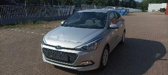 Schadeauto Hyundai I-20 1.2-16v Airconditioning Elektrische ramen Elektrische-spiegels met verwarming Centrale vergrendeling met afstandsbediening radio Usb 2015/3