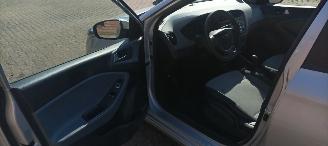 Hyundai I-20 1.2-16v Airconditioning Elektrische ramen Elektrische-spiegels met verwarming Centrale vergrendeling met afstandsbediening radio Usb picture 12