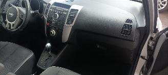 Kia Venga Bj:08-2013 1.6-benzine Automatik Climatecontrol Stoelverwarming Lichtautomaat Privacyglas Leren stuurwiel Keyless entry armsteun voor en achter Trekhaak Mistlampen 16-inch velgen picture 14