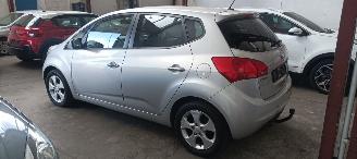 Kia Venga Bj:08-2013 1.6-benzine Automatik Climatecontrol Stoelverwarming Lichtautomaat Privacyglas Leren stuurwiel Keyless entry armsteun voor en achter Trekhaak Mistlampen 16-inch velgen picture 2