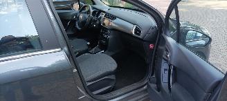 Citroën C3 Bj:06-2016 1.2-12v benzine 82pk Airco Led-verlichting CruiseControl Leren-Stuurwiel Mistlampen Chroom design Radio met kleuren Display Apple CarPlay MirrorLink picture 17