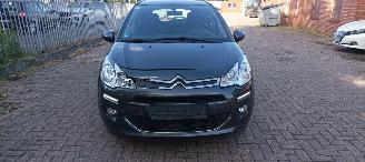 Auto incidentate Citroën C3 1.2-12v 82pk Euro6 Airconditioning CruiseControl Leren-Stuurwiel Mistlampen Led-Dagrijverlichting Radio met kleuren lcd Display Apple CarPlay MirrorLink parkeersensoren achter 4xelek ramen Elektrische-spiegels centrale vergrendeling met afstandsbediening 2016/6