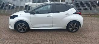 Toyota Yaris Bj:11-2024 1.5-Hybrid Facelift Full-Led Digitaal Cockpit Climatecontrol CruiseControl Stoelverwarming stuurwiel met verwarming Keyless entry Apple CarPlay Achteruitrijcamera automatische dimmende binnenspiegel Lichtautomaat met Assistent 4xelektrische ram picture 3