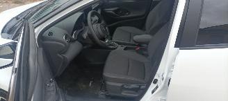 Toyota Yaris Bj:11-2024 1.5-Hybrid Facelift Full-Led Digitaal Cockpit Climatecontrol CruiseControl Stoelverwarming stuurwiel met verwarming Keyless entry Apple CarPlay Achteruitrijcamera automatische dimmende binnenspiegel Lichtautomaat met Assistent 4xelektrische ram picture 19