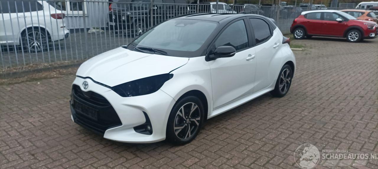 Toyota Yaris Bj:11-2024 1.5-Hybrid Facelift Full-Led Digitaal Cockpit Climatecontrol CruiseControl Stoelverwarming stuurwiel met verwarming Keyless entry Apple CarPlay Achteruitrijcamera automatische dimmende binnenspiegel Lichtautomaat met Assistent 4xelektrische ram