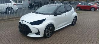 Schadeauto Toyota Yaris Bj:11-2024 1.5-Hybrid Facelift Full-Led Digitaal Cockpit Climatecontrol CruiseControl Stoelverwarming stuurwiel met verwarming Keyless entry Apple CarPlay Achteruitrijcamera automatische dimmende binnenspiegel Lichtautomaat met Assistent 4xelektrische ram 2024/11