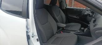 Toyota Yaris Bj:11-2024 1.5-Hybrid Facelift Full-Led Digitaal Cockpit Climatecontrol CruiseControl Stoelverwarming stuurwiel met verwarming Keyless entry Apple CarPlay Achteruitrijcamera automatische dimmende binnenspiegel Lichtautomaat met Assistent 4xelektrische ram picture 29