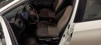 Toyota Yaris Facelift model Edition 1.5VVTI-E Airconditioning stoelverwarming Multicolor Display Met Navi voorbereiding Achteruitrijcamera Regensensor Licht assistent Drivelane assistent Leren multi stuurwiel Mistlampen 15-inch Toyota velgen picture 14