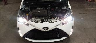 Toyota Yaris Facelift model Edition 1.5VVTI-E Airconditioning stoelverwarming Multicolor Display Met Navi voorbereiding Achteruitrijcamera Regensensor Licht assistent Drivelane assistent Leren multi stuurwiel Mistlampen 15-inch Toyota velgen picture 11