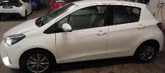 Toyota Yaris Facelift model Edition 1.5VVTI-E Airconditioning stoelverwarming Multicolor Display Met Navi voorbereiding Achteruitrijcamera Regensensor Licht assistent Drivelane assistent Leren multi stuurwiel Mistlampen 15-inch Toyota velgen picture 2