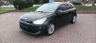 Auto incidentate Kia Rio Bj:11-2019 1.4-16v Automatik Dream Team Edition Led Koplampen Navigatie Climatecontrol Stoelverwarming stuurwiel met verwarming Achteruitrijcamera 4xelek ramen Privacyglas Lichtautomaat Mistlampen 16-inch Kia velgen Metallic lak 2019/11