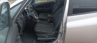 Kia Venga Bj:08-2013 1.6-Automatik 125pk Climatecontrol Stoelverwarming Lichtautomaat Privacyglas armsteun voor en achter Trekhaak Mistlampen Parkeersensoren achter 4xelek ramen Elektrische-spiegels met verwarming Keyless entry picture 12