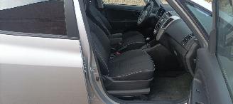 Kia Venga Bj:08-2013 1.6-Automatik 125pk Climatecontrol Stoelverwarming Lichtautomaat Privacyglas armsteun voor en achter Trekhaak Mistlampen Parkeersensoren achter 4xelek ramen Elektrische-spiegels met verwarming Keyless entry picture 17