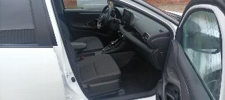 Toyota Yaris Bj:11-2024 Black& White Edition 1.5-Hybrid Climatecontrol CruiseControl Stoelverwarming Lichtautomaat Privacyglas Full-Led koplampen Apple Car Android Systeem Inductie laadstation Stuurwiel met verwarming Achteruitrijcamera 4xelek ramen picture 25