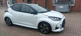 Coche accidentado Toyota Yaris Bj:11-2024 Black& White Edition 1.5-Hybrid Climatecontrol CruiseControl Stoelverwarming Lichtautomaat Privacyglas Full-Led koplampen Apple Car Android Systeem Inductie laadstation Stuurwiel met verwarming Achteruitrijcamera 4xelek ramen 2024/11