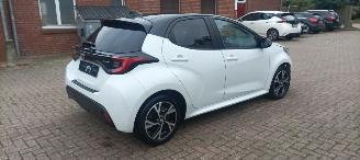 Toyota Yaris Bj:11-2024 Black& White Edition 1.5-Hybrid Climatecontrol CruiseControl Stoelverwarming Lichtautomaat Privacyglas Full-Led koplampen Apple Car Android Systeem Inductie laadstation Stuurwiel met verwarming Achteruitrijcamera 4xelek ramen picture 3